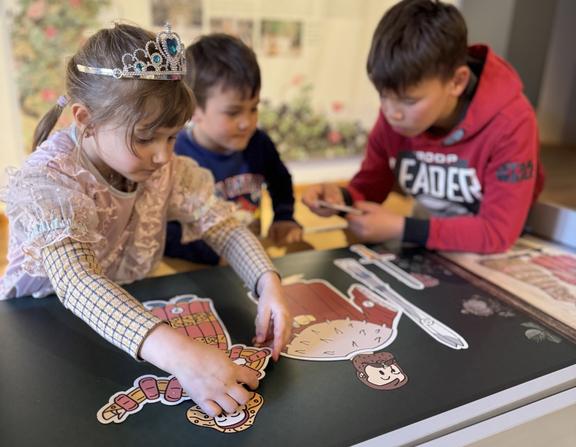 Kinder puzzeln an einem Tisch