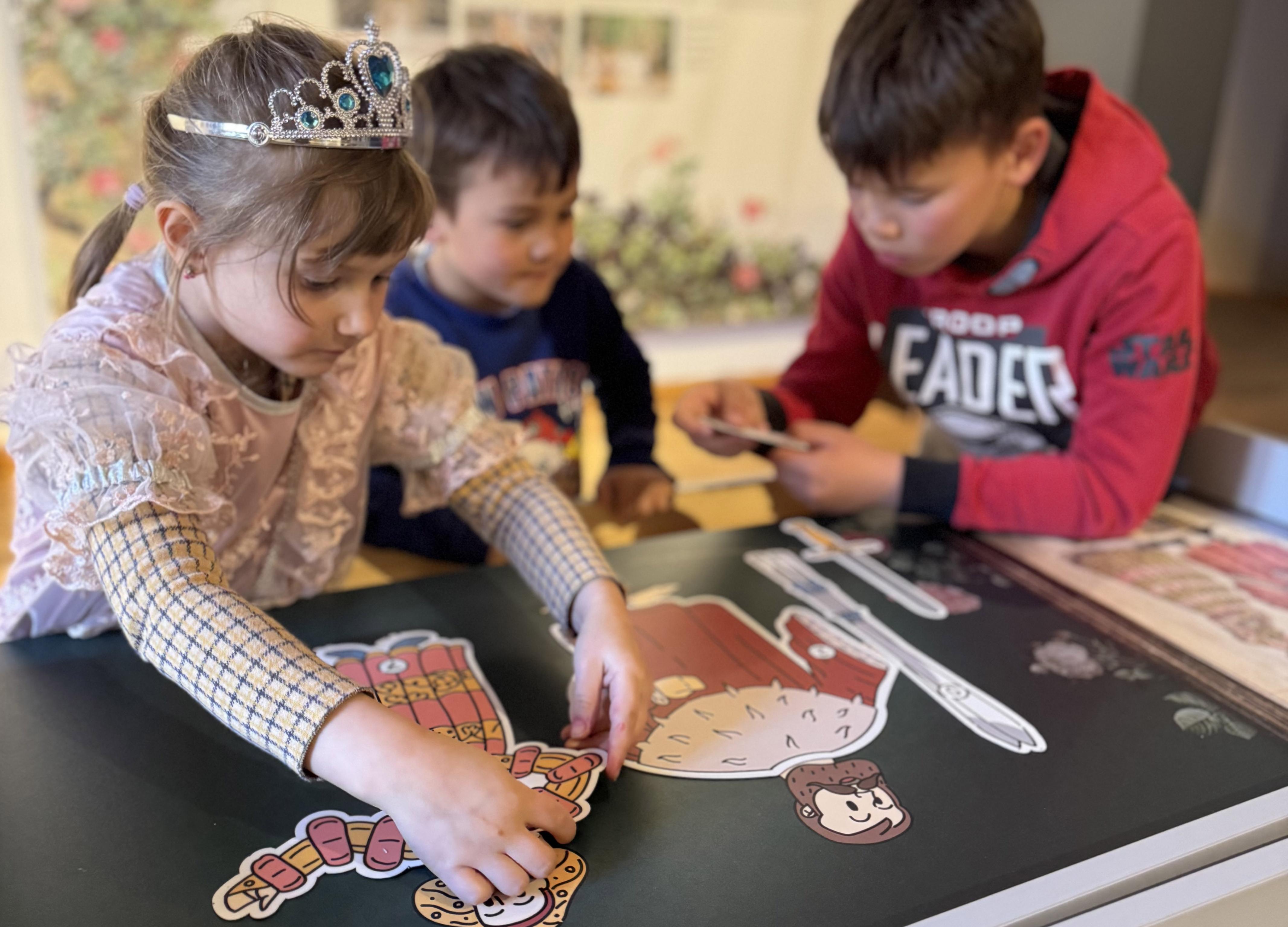 Kinder puzzeln an einem Tisch