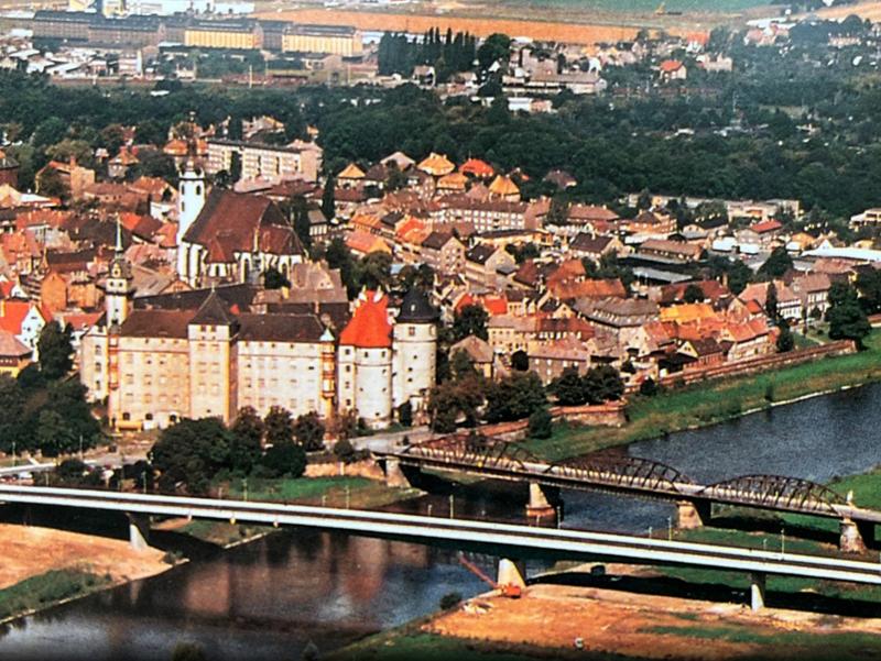 Eine Luftaufnahme mit der alten und der neuen Elbbrücke, mit Blick auf das Schloss und die Stadt Torgau