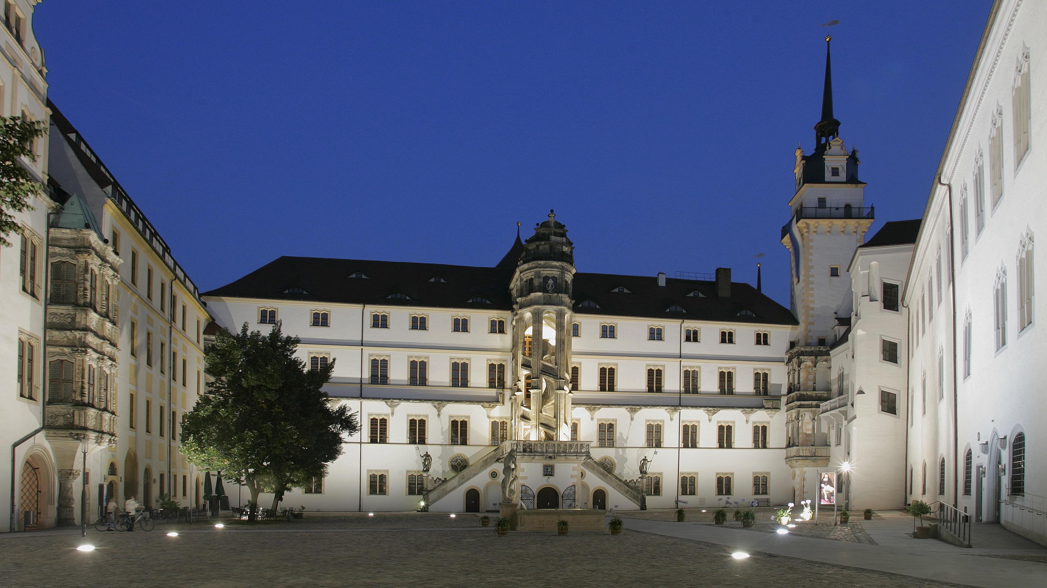 Beleuchteter Innenhof bei Nacht: Der Wendelstein wird festlich angestrahlt