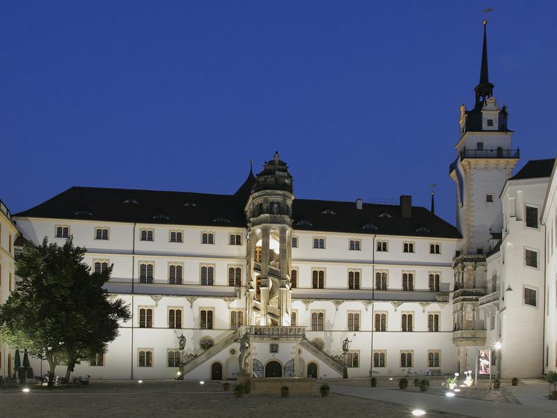 Beleuchteter Innenhof bei Nacht: Der Wendelstein wird festlich angestrahlt