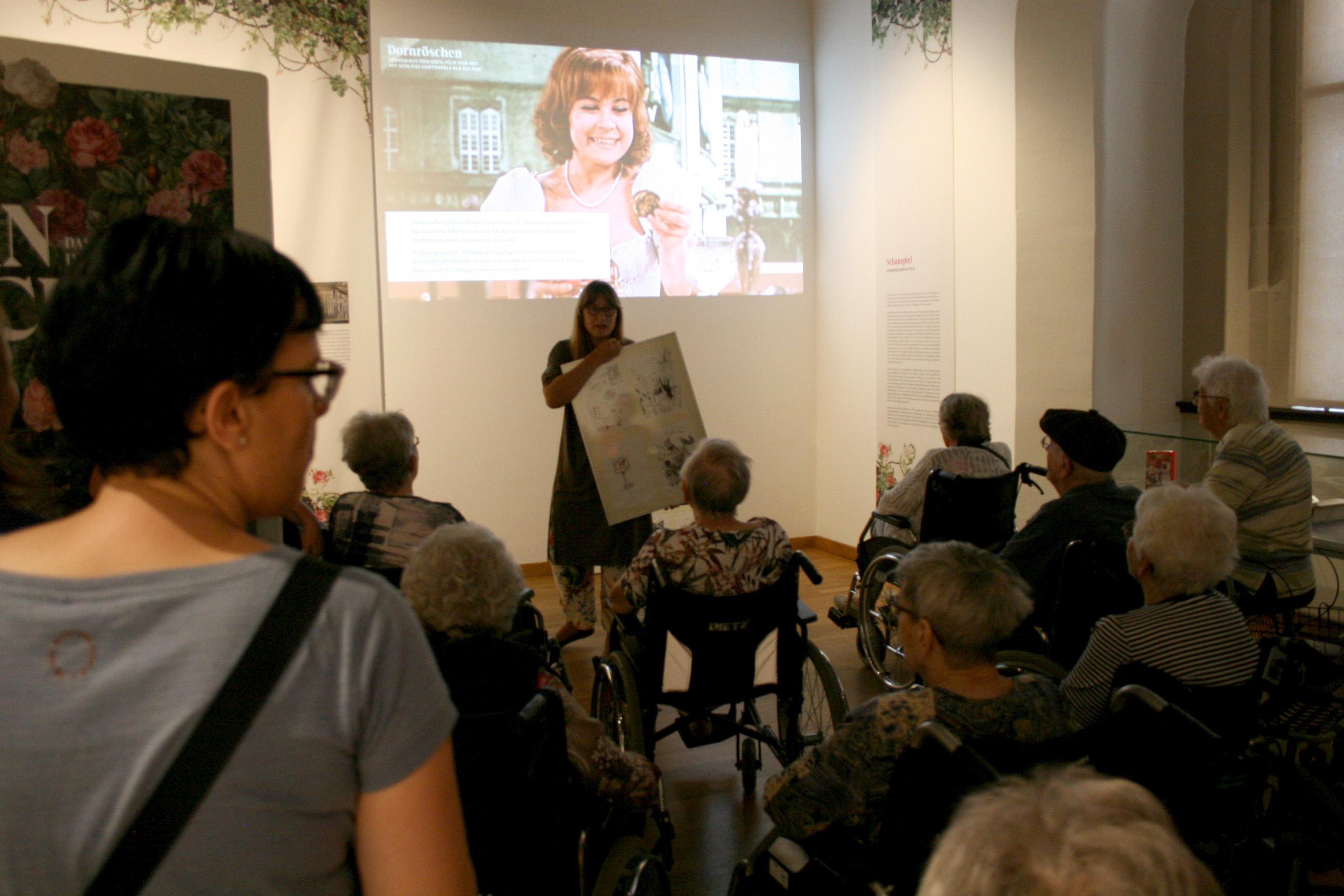 Gruppenführung mit Demenzpatientinnen und -patienten