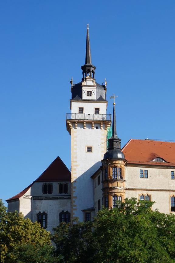 Blick auf den Hausmannsturm von der Elbbrücke aus