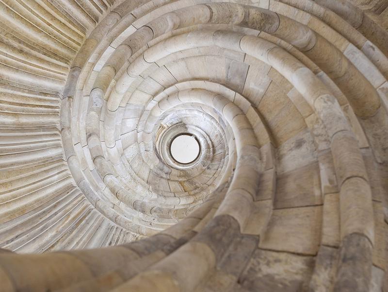 Blick auf die hohle Spindel des Wendelstein, die Treppe windet sich darum wie eine Schnecke