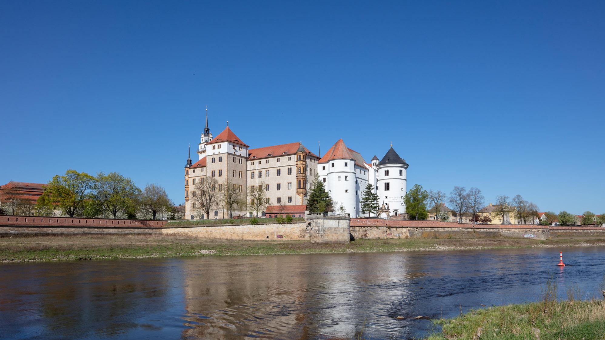 Schlossansicht als Panorama über die Elbe