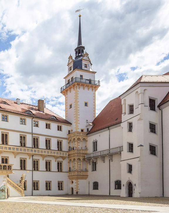 Blick vom Schlosshof auf den Hausmannsturm