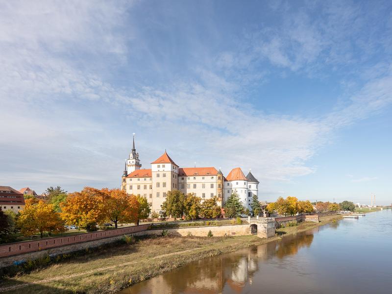 Schlossansicht von der Elbbrücke aus im Herbst