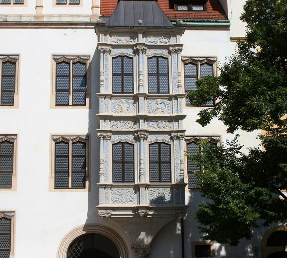 Blick auf den reich verzierten Schönen Erker vom Schlosshof aus.